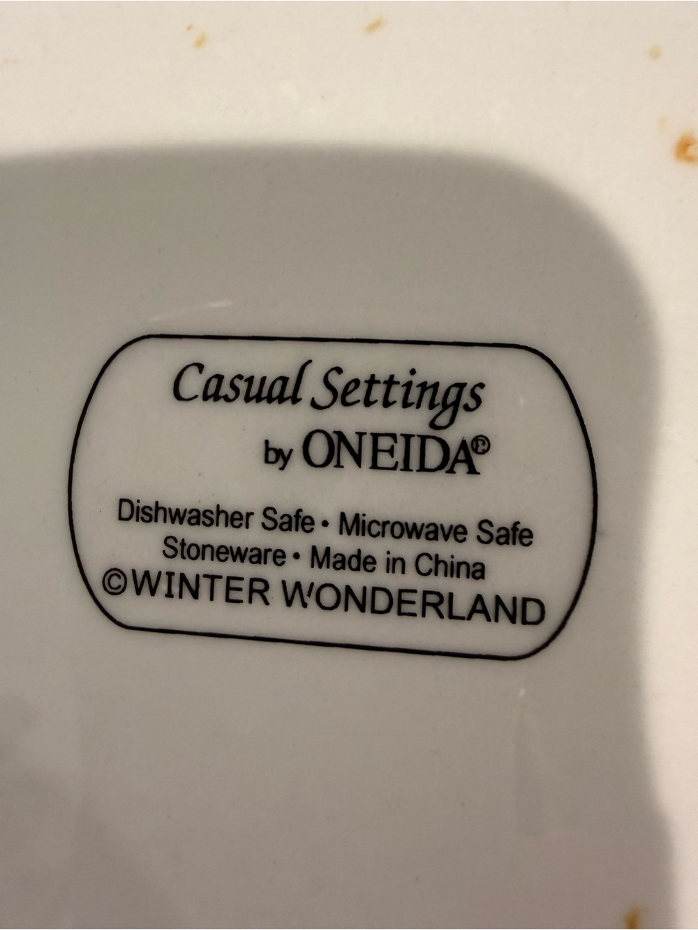 WINTER WONDERLAND 10" Dinner Plates Casual Settings by Oneida - Picture 4 of 6